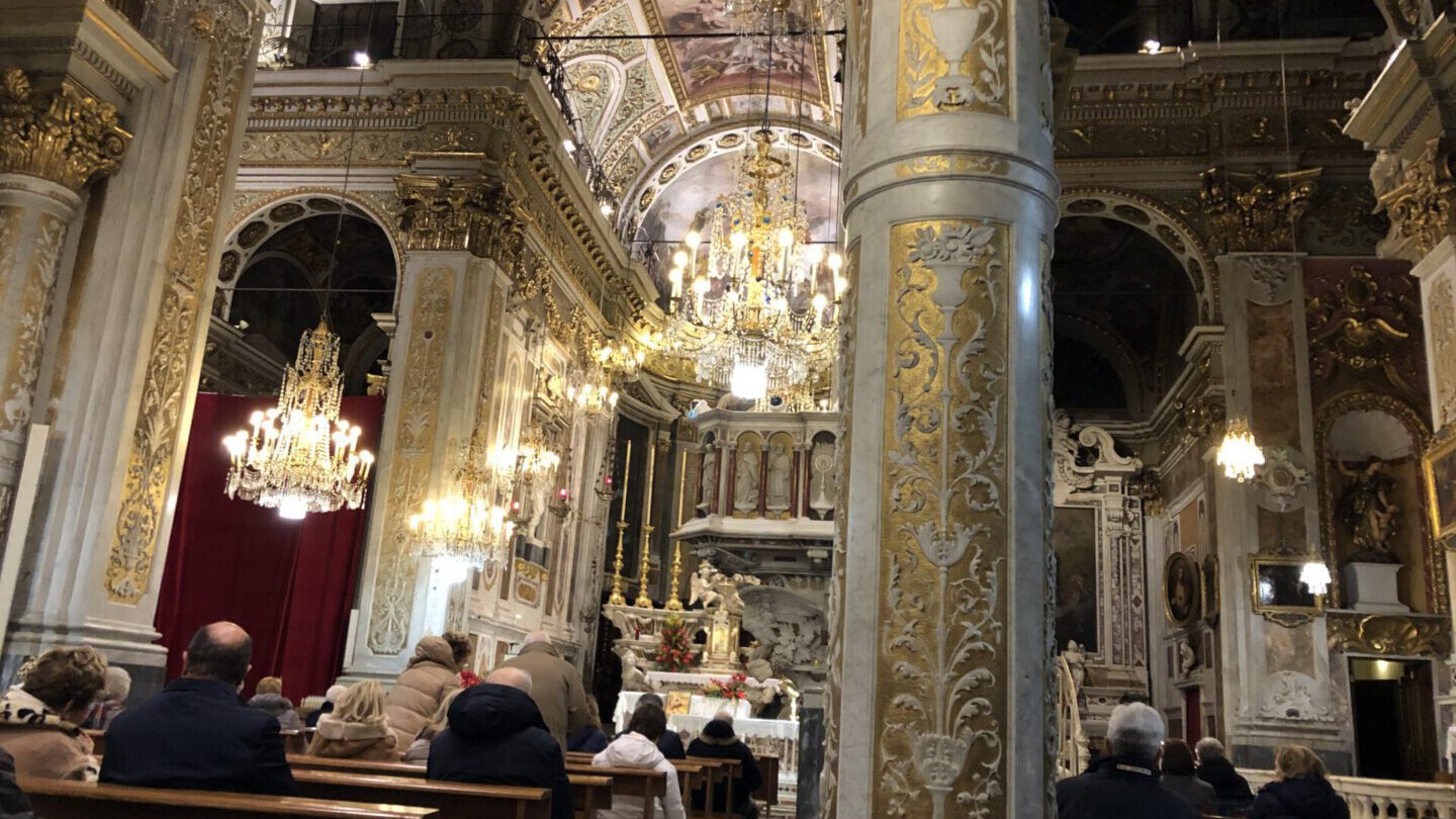 Kirchenbesuch im weihnachtlichen Santa Margherita Ligure