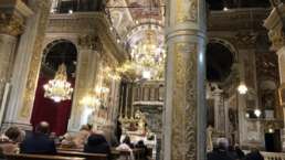 Kirchenbesuch im weihnachtlichen Santa Margherita Ligure