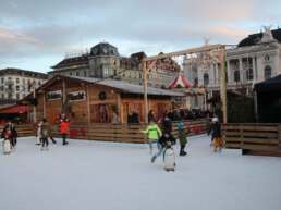 Das Wienachtsdorf in Zürich wartet mit einer Eislaufbahn auf