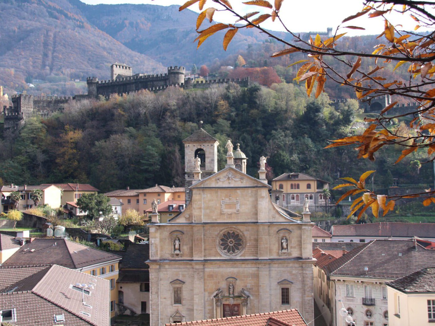 Das Castel Montebello thront über Bellinzona