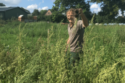 Jörg bei der Pflege aufm Feld