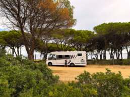 Mads vor dem Wohnmobil in Tanaunella