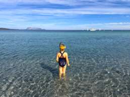 Målin beim Planschen am Spiaggia di Porto Ainu in Tanaunella