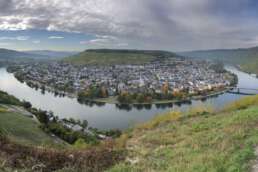 Moselschleife in Bernkastel-Kues von der Burg Landshut aus