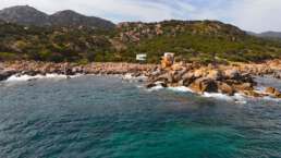 Naturkulisse mit Wohnmobil an der Küste der Cala Cipolla