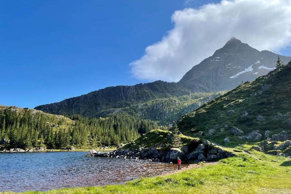 Norwegen - Spaziergang am Fjord - Campingtour 2023