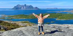 Norwegen - Tochter mit Wow-Ausblick - Campingtour 2023