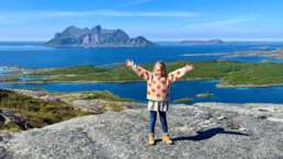 Norwegen - Tochter mit Wow-Ausblick - Campingtour 2023