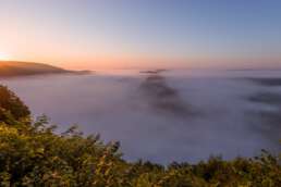 die Saarschleife in Mettlach in Nebel eingehüllt