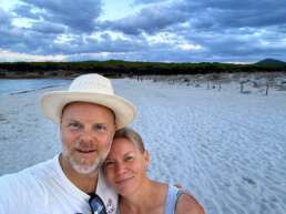 Gute Laune beim Abendspaziergang am Strand von Budoni