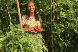 Silvi bei der BIO Tomaten Ernte