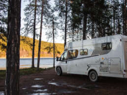 paradiesische Aussichten direkt an der Wasserkante auf dem Stellplatz in Jokkmokk