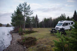 ein weiterer Stellplatz unterwegs inmitten der Natur und an der Wasserkante - diesmal in Östersund