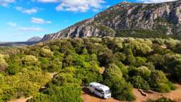 WOW-MOBIL in der Area Su Gurruthone vor atemberaubender Naturkulisse aus der Drohnenperspektive