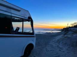 bunter Sonnenuntergang & Strandcamping - mehr braucht es nicht!