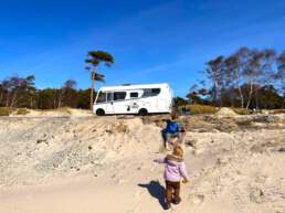 unten ist der Spaß, oben thront das WOW-MOBIL und in der Mitte gaaanz viel Sand