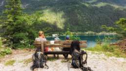 Wanderpause in Österreich am Achensee mit Aussicht