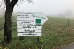 Wegweiser zum gastlichen Windmühlenhof