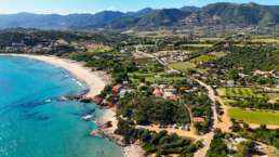 Blick von unserem Parkplatz-Plateau in Foxi Manna in Richtung Süden - umgeben von wunderschönen Stränden und einem saftig grünen und bergigen Hinterland