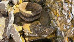 auch Küchen mit Schüsseln und Waschbecken gab es damals schon in der Nuraghe