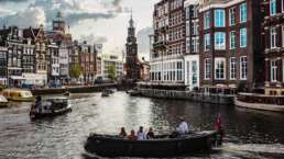 Boote auf den Grachten in Amsterdam
