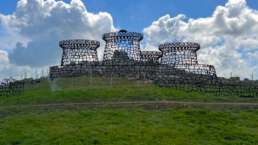 die Ruinen der Nuraghe Genna Maria - und wie sie früher einmal aussah