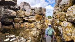 inmitten der Gänge und Räume der Nuraghe Genna Maria