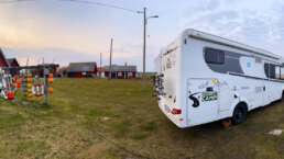 uriger Stellplatz im kleinen Hafen von Tosteberga